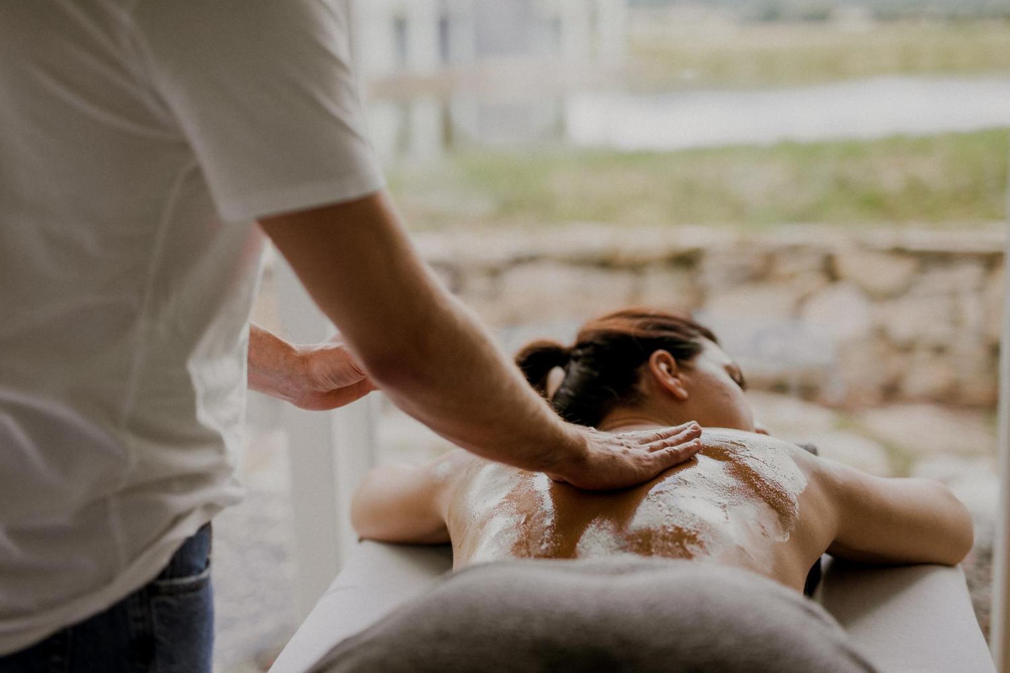 Palac Pakoszow Schlosshotel Wernersdorf 옐레니아구라 외부 사진 A woman receiving a mud bath