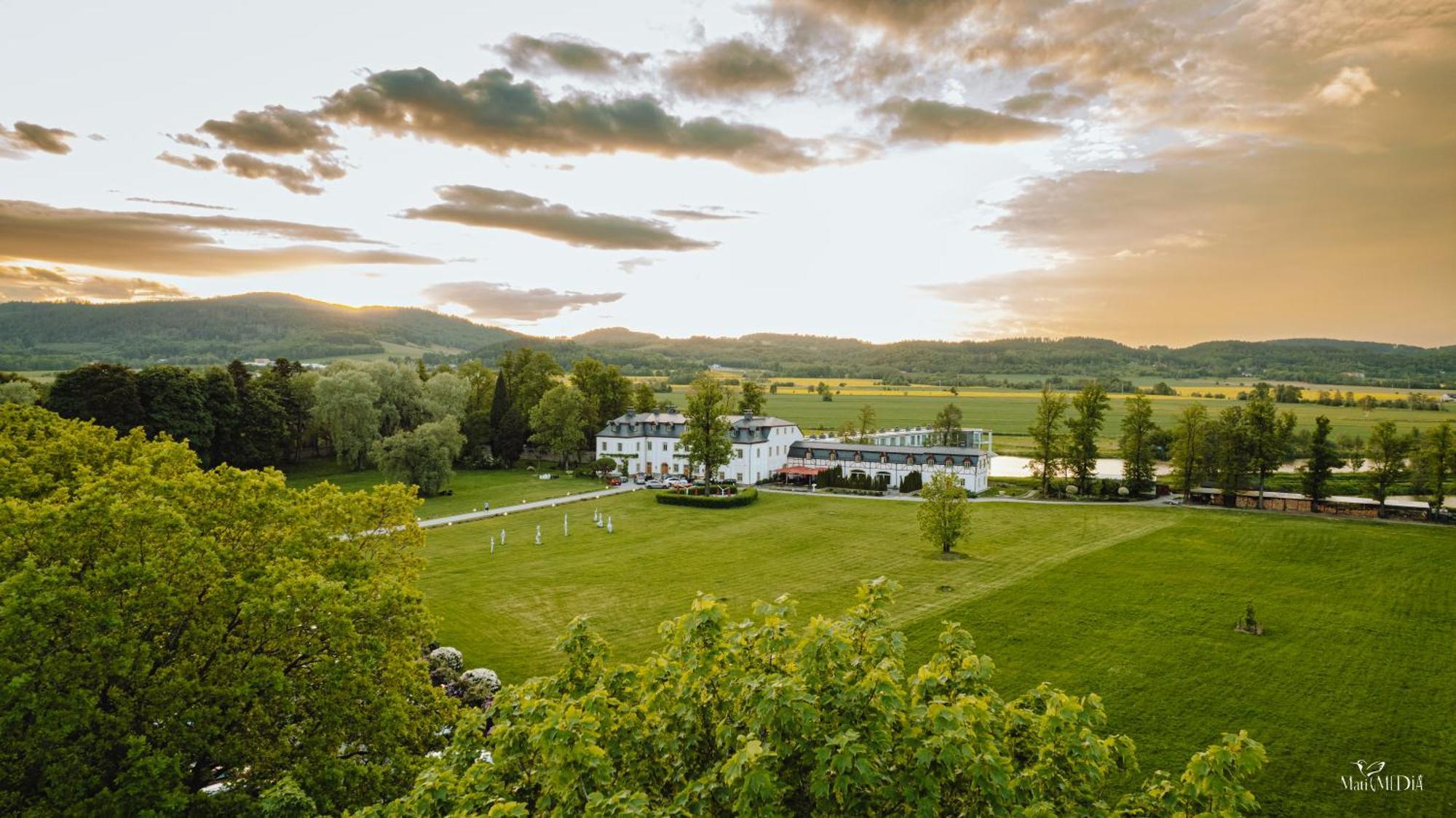 Palac Pakoszow Schlosshotel Wernersdorf 옐레니아구라 외부 사진 The hotel