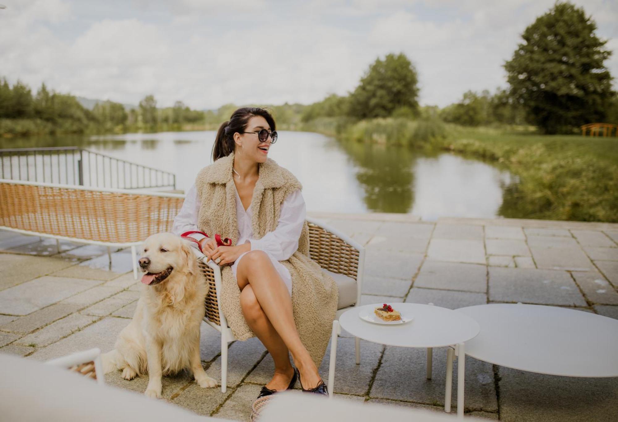 Palac Pakoszow Schlosshotel Wernersdorf 옐레니아구라 외부 사진 A woman with her dog