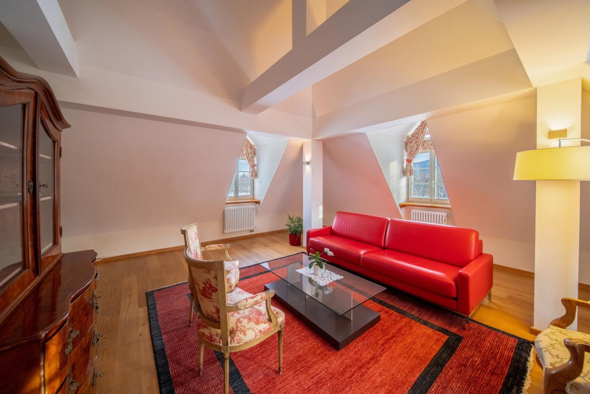Palac Pakoszow Schlosshotel Wernersdorf 옐레니아구라 외부 사진 The living room of a suite