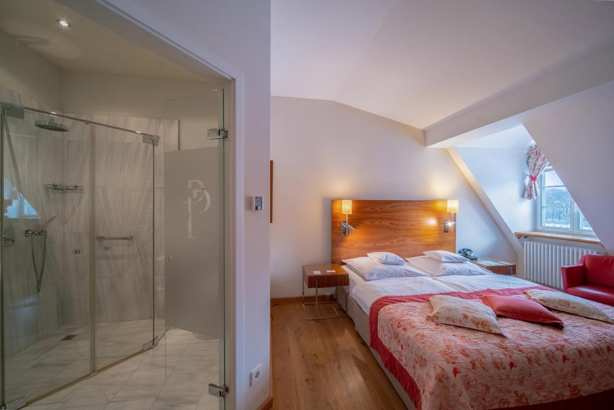 Palac Pakoszow Schlosshotel Wernersdorf 옐레니아구라 외부 사진 A room at the hotel
