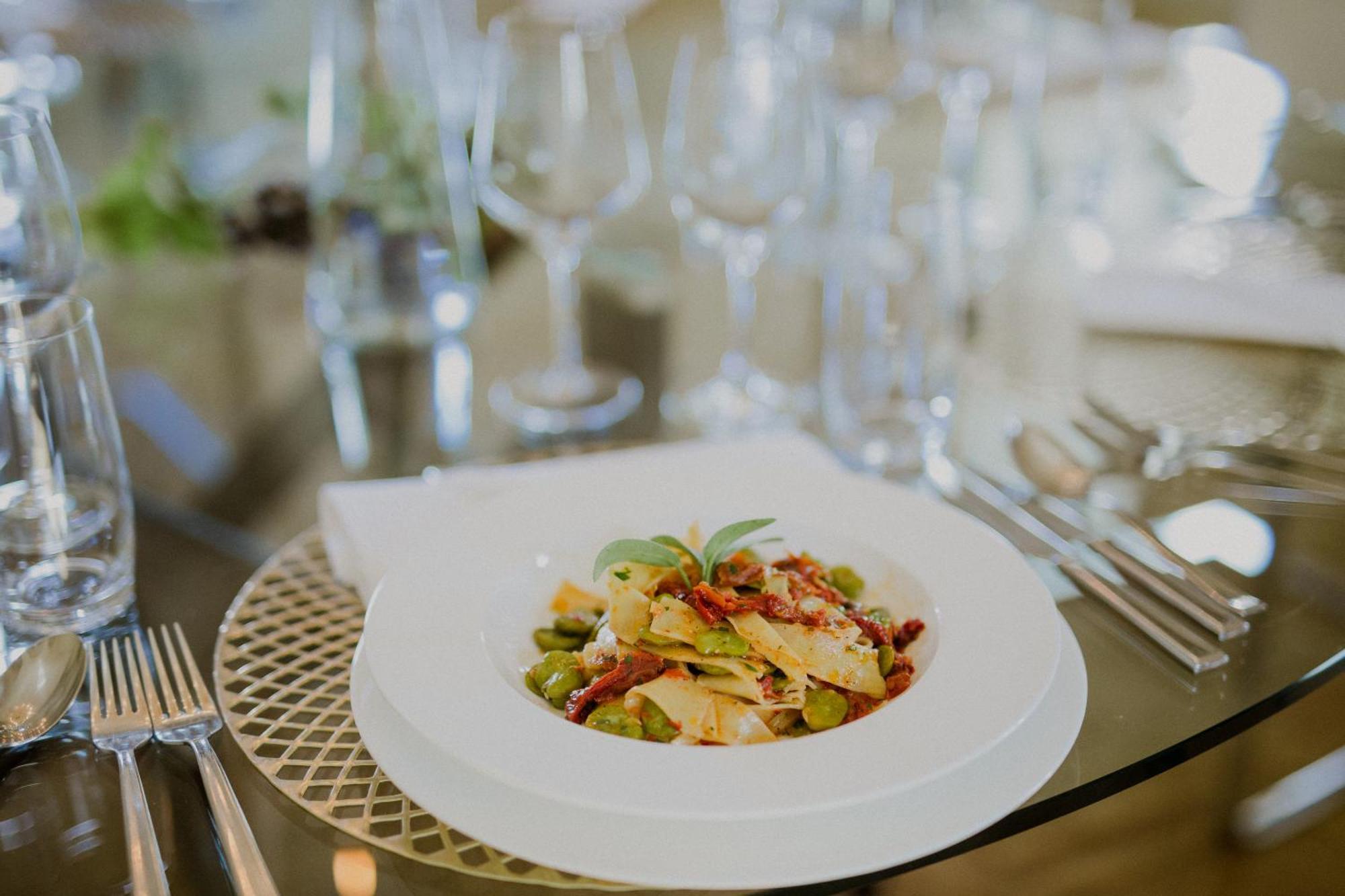 Palac Pakoszow Schlosshotel Wernersdorf 옐레니아구라 외부 사진 A pasta dish at the restaurant