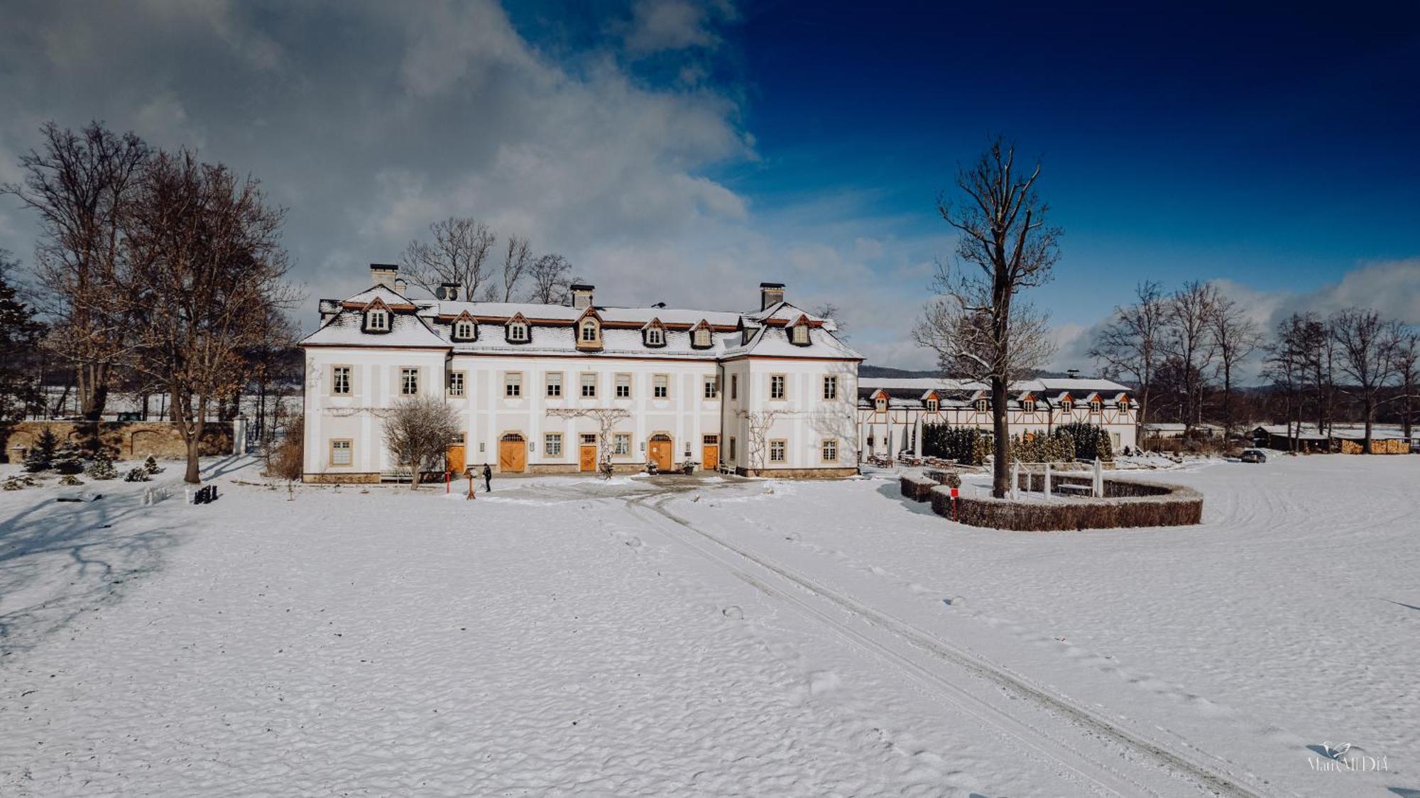 Palac Pakoszow Schlosshotel Wernersdorf 옐레니아구라 외부 사진 The main building of the university