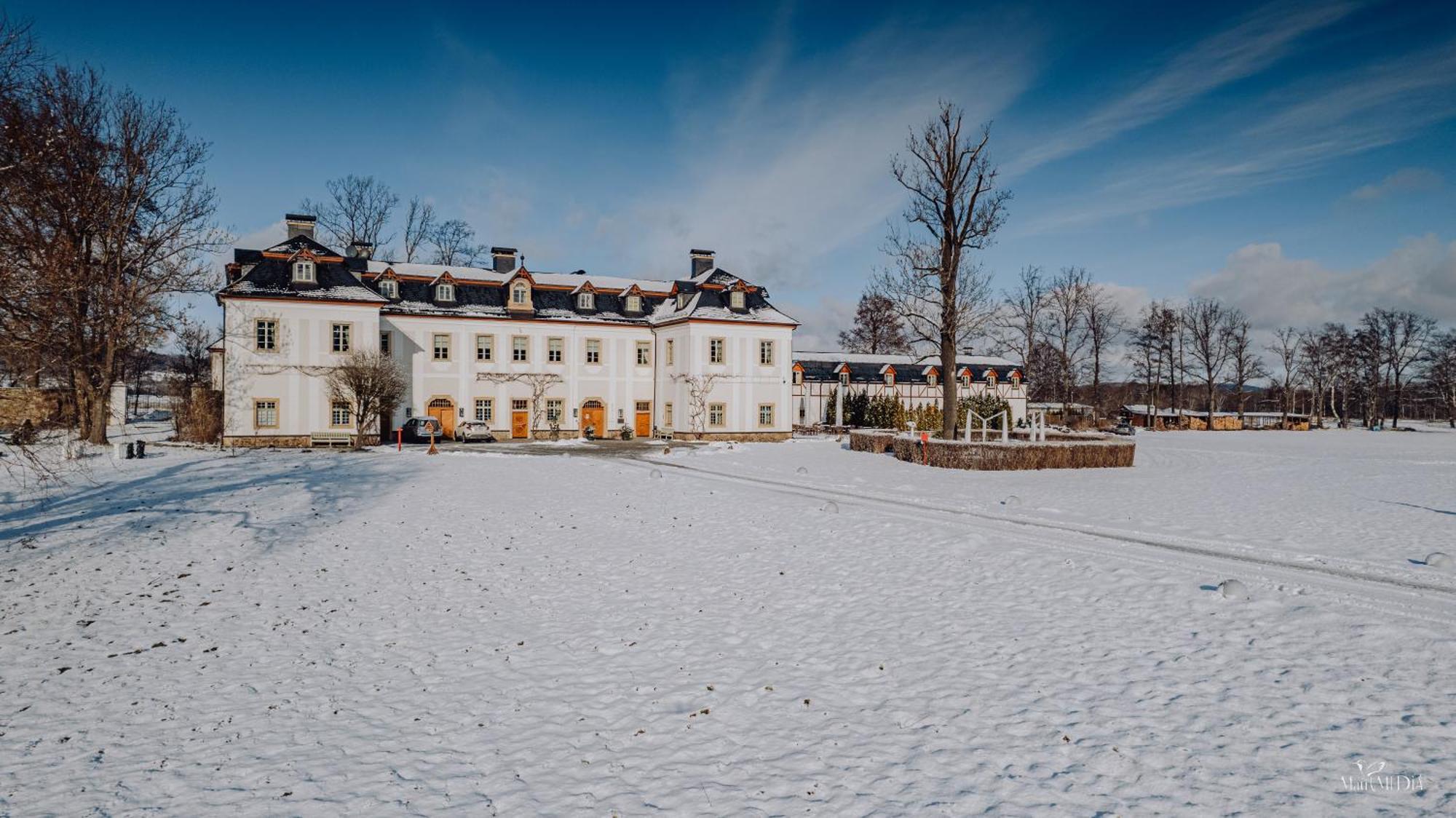Palac Pakoszow Schlosshotel Wernersdorf 옐레니아구라 외부 사진 The main building of the school