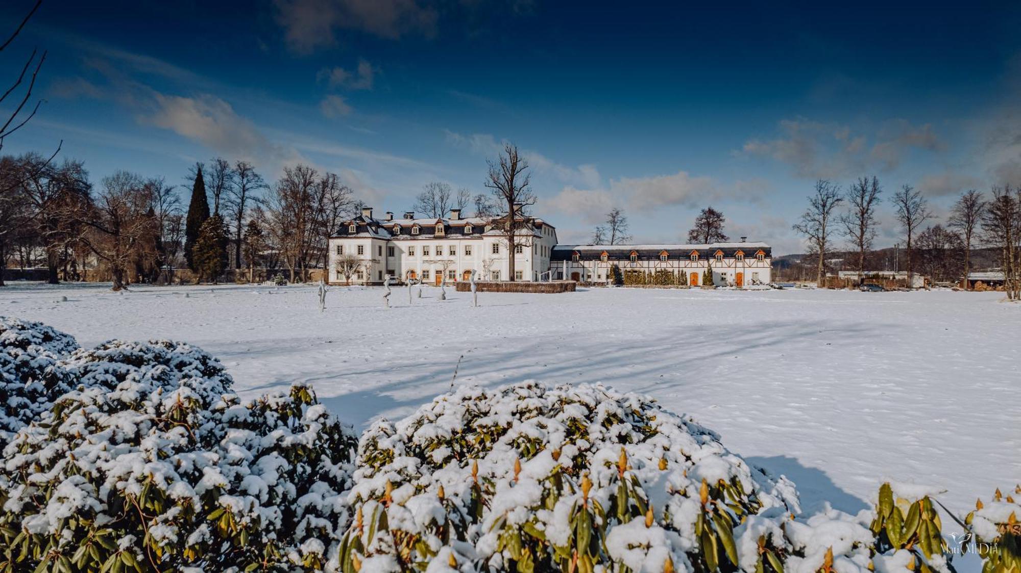 Palac Pakoszow Schlosshotel Wernersdorf 옐레니아구라 외부 사진 The former school site at the former St. Mary's Convent, now the St. Mary's Convent Centre