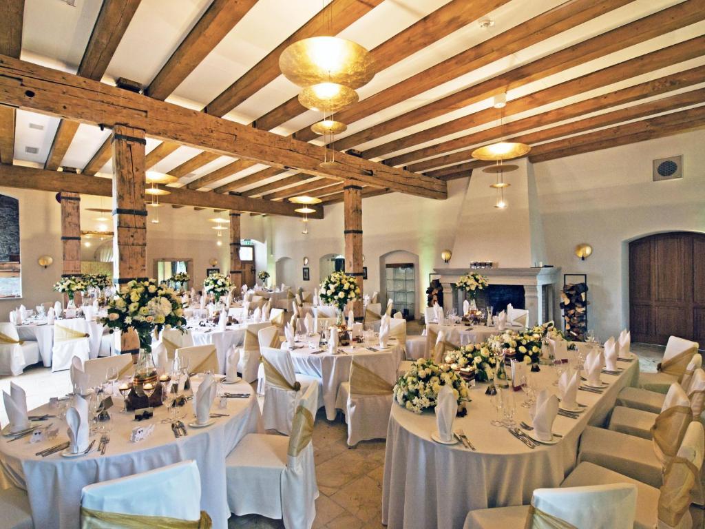 Palac Pakoszow Schlosshotel Wernersdorf 옐레니아구라 외부 사진 The interior of the restaurant