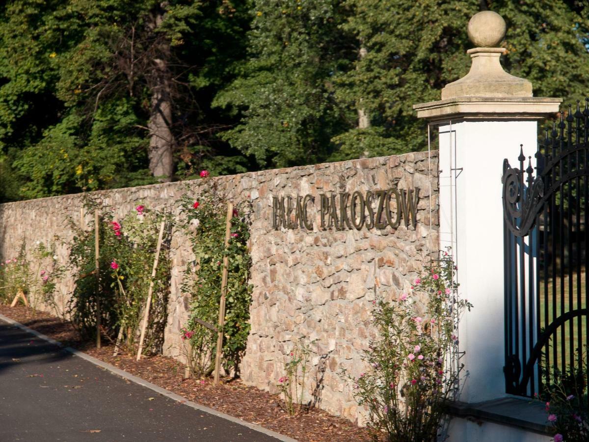 Palac Pakoszow Schlosshotel Wernersdorf 옐레니아구라 외부 사진 Entrance to the Mac Morgan family vault at St Mary's Church, Haddington