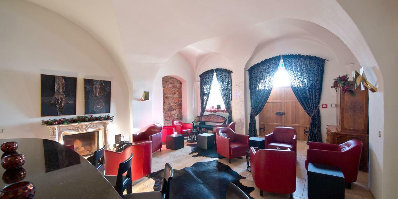 Palac Pakoszow Schlosshotel Wernersdorf 옐레니아구라 외부 사진 The interior of the castle